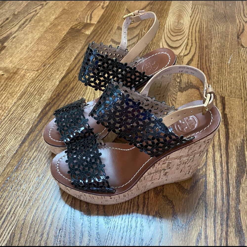 NWT TORY BURCH DAISY FLORAL WEDGE SANDALS SIZE 6 black patent leather